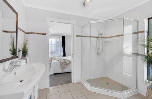 Edge Hill Casa | Family Retreat A Spacious Poolside Stay