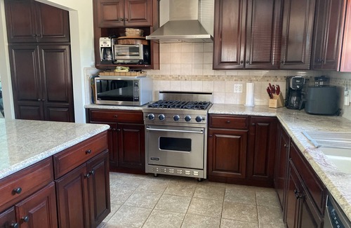 The Plaza Casa | Family Retreat near Disney, Knotts, Beaches, Aquarium, Gondala, Entertainment.