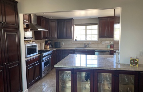 The Plaza Casa | Family Retreat near Disney, Knotts, Beaches, Aquarium, Gondala, Entertainment.