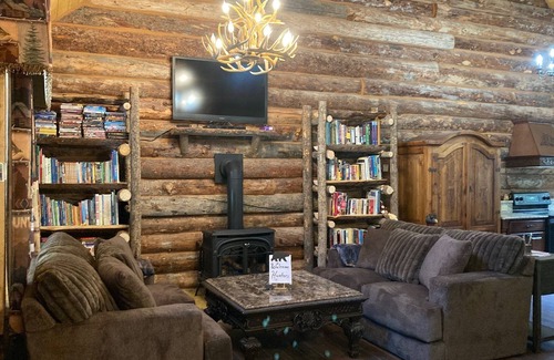Somerset Cabina | Family Retreat on River in Raggeds with WiFi on Kebler PassnMeal Plans Available