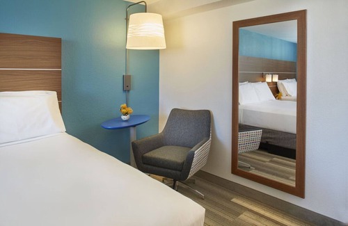 Waikiki Hotel | Family Retreat Steps Away from Waikiki Beach | 2 Rooms w/ Free Breakfast