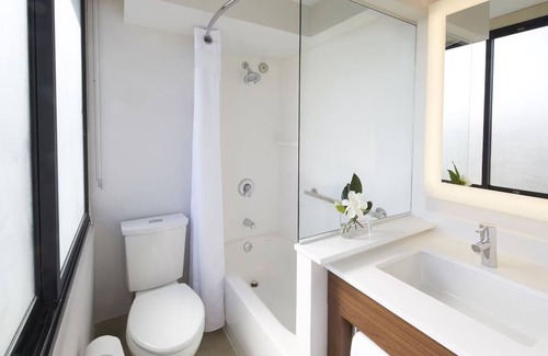 Waikiki Hotel | Family Retreat Steps Away from Waikiki Beach | 2 Rooms w/ Free Breakfast