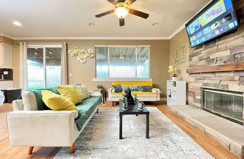 Fontana Casa | Family Reunion: 5BR/2.5BA, near Highway 15 & 210