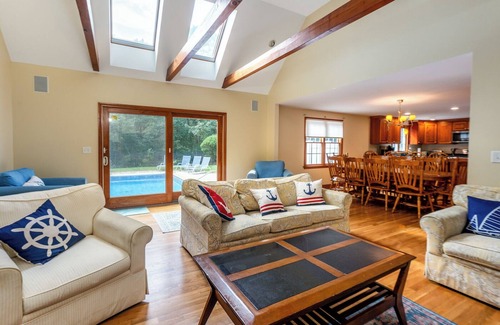 Dennis Port Casa | Family Reunion Home w / climatizada de agua salada Piscina. A / C central. Wi-Fi gratis
