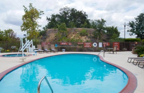 Thousand Oaks Casa | Family Reunion Lodging! 3 Units w/Full Kitchens
