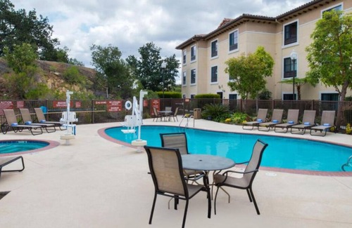Thousand Oaks Casa | Family Reunion Lodging! 4 Units w/Full Kitchens, Banquet Hall, Pool