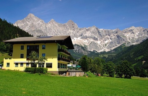 Filzmoos Casa | Family room, bathtub, balcony - Hotel Bergglück