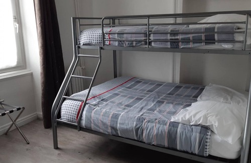 Thiers Casa | Family room comforts up to 5 people
