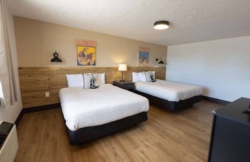 Panguitch Hotel | Family Room Sleeps 5 Western Themed Bryce Canyon