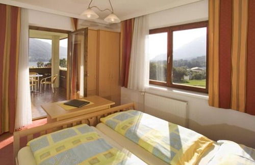 Steindorf am Ossiacher See Casa | Family room with balcony and lake view - Familiengasthof Nindler ***