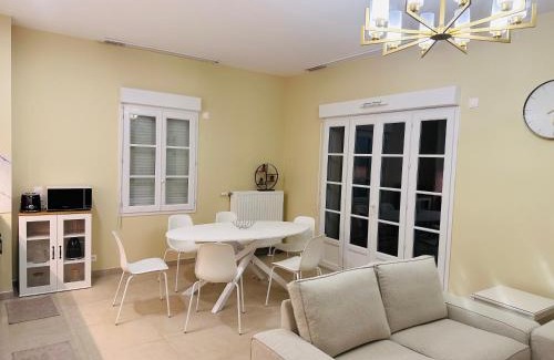 Serris Casa | Family's house - Villa proche de la vallée village et Disneyland paris ,2 parkings, air condition