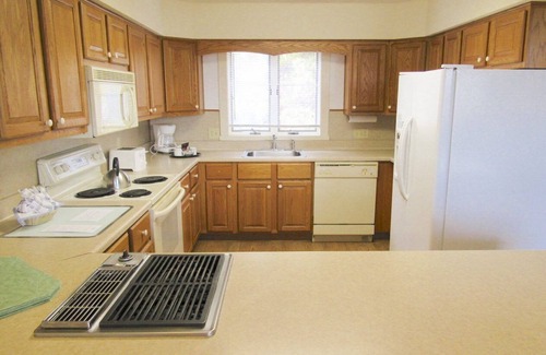 McGaheysville Complejo | Family sized 2 bedroom villa with game game and indoor pool.