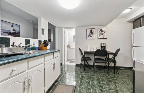 Maple Leaf Casa | Family sized apartment 20min to Downtown