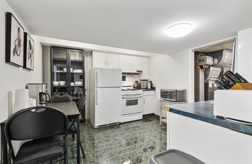 Maple Leaf Casa | Family sized apartment 20min to Downtown