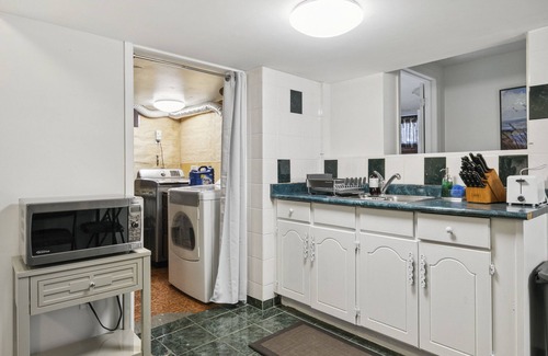 Maple Leaf Casa | Family sized apartment 20min to Downtown
