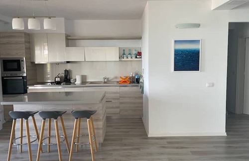 Golem Apartamento | Family sized Beachside Apt, with sunset views + BBQ