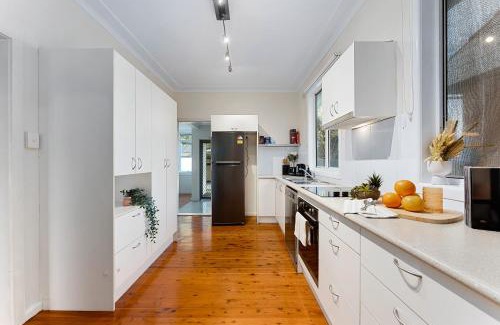 North Ryde Casa | Family-Sized Comfort - 4 bedroom House Near Macquarie & Metro