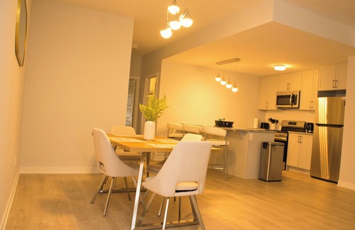 Ottawa Division Condominio | family sized condo newly built front porch , big size rooms
