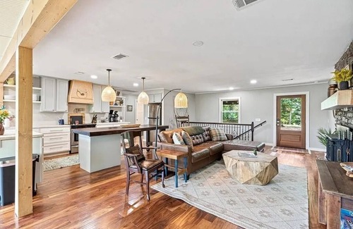 Rogers Casa | Family sized cozy mountain cabin with lake views from both sides of the house!