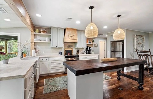 Rogers Casa | Family sized cozy mountain cabin with lake views from both sides of the house!