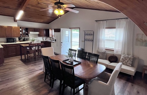 Kirksville Apartamento | Family sized, pets, one-level condo in town, laundry, grill, deck