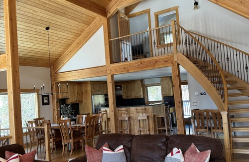 Golden Cabina | Family Ski-In/Out with Private Hot Tub, Sleeps 9