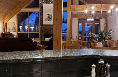 Golden Cabina | Family Ski-In/Out with Private Hot Tub, Sleeps 9