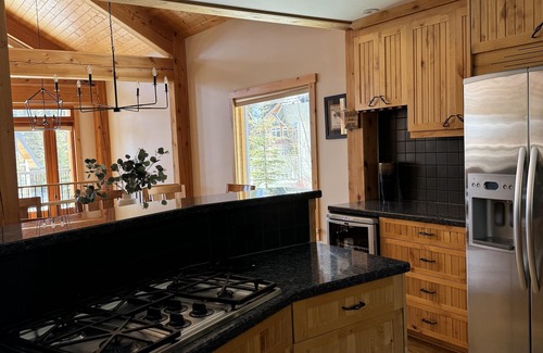Golden Cabina | Family Ski-In/Out with Private Hot Tub, Sleeps 9