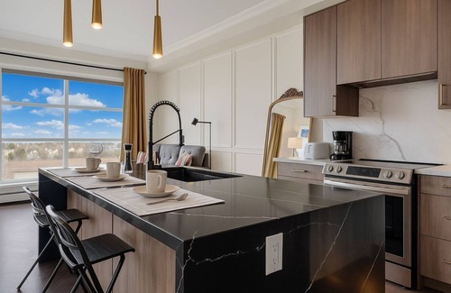 Currie Barracks Condominio | Family Stylish 2BR Condo w/City View, DT, Balcony, F/Parking & In-Suite Laundry!