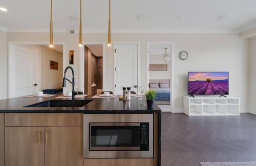 Currie Barracks Condominio | Family Stylish 2BR Condo w/City View, DT, Balcony, F/Parking & In-Suite Laundry!
