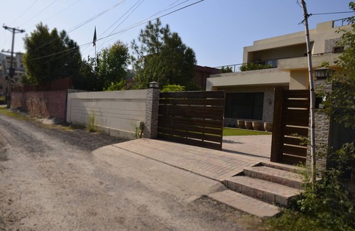 Islamabad Casa | Suite familiar, 2 dormitorios con baño común y un comedor.