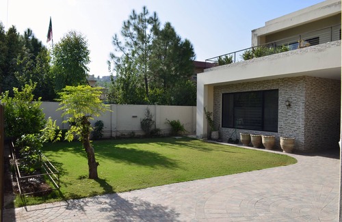 Islamabad Casa | Suite familiar, 2 dormitorios con baño común y un comedor.