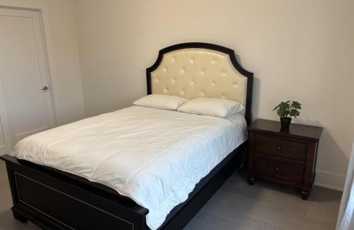 Newtonbrook Cama Y Desayuno | Family suite in the Luxery home with king bed