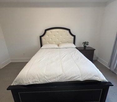 Newtonbrook Cama Y Desayuno | Family suite in the Luxery home with king bed