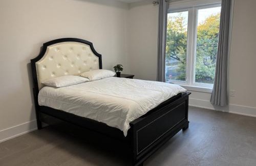 Newtonbrook Cama Y Desayuno | Family suite in the Luxery home with king bed