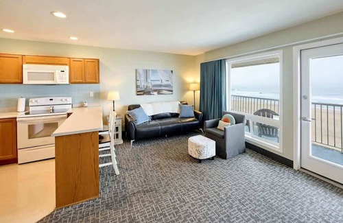 Logsden Condominio | Oceanfront Family Suite - Full Kitchen - Beach Access - Pool & Hot Tub!