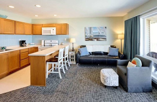 Logsden Condominio | Oceanfront Family Suite - Full Kitchen - Beach Access - Pool & Hot Tub!