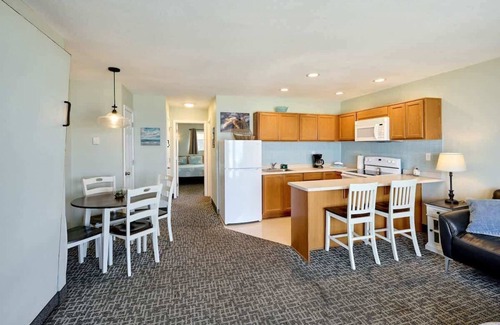 Logsden Condominio | Oceanfront Family Suite - Full Kitchen - Beach Access - Pool & Hot Tub!