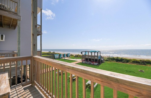 Port Bolivar Condominio | Family Suite - Pool, Games, & Beachfront Fun!