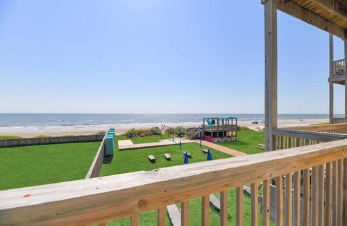 Port Bolivar Condominio | Family Suite - Pool, Games, & Beachfront Fun!