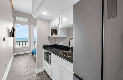 Port Bolivar Condominio | Family Suite - Pool, Games, & Beachfront Fun!