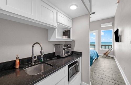Port Bolivar Condominio | Family Suite - Pool, Games, & Beachfront Fun!