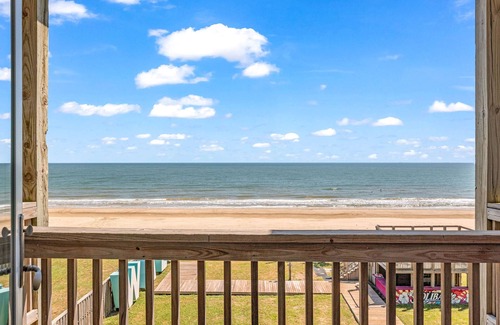 Port Bolivar Condominio | Family Suite - Pool, Games, & Beachfront Fun!