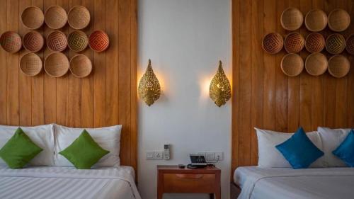 Wat Bo Area Casa | Family Suite with Balcony