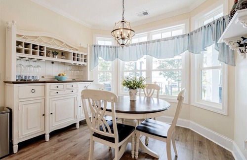 Chapin Casa | Family Ties Lakefront Estate