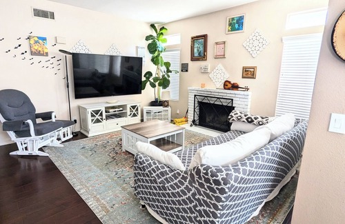 Riverside Casa | Family Time/Relaxation Getaway - kid/pet friendly
