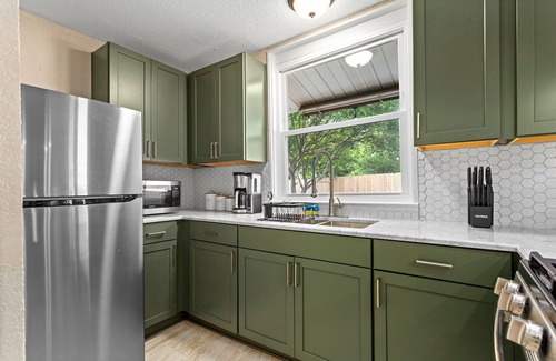 Shearer Hills - Ridgeview Casa | Family Vacation 3-bedroom home 6 min from Airport with WiFi, AC