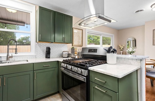 Shearer Hills - Ridgeview Casa | Family Vacation 3-bedroom home 6 min from Airport with WiFi, AC
