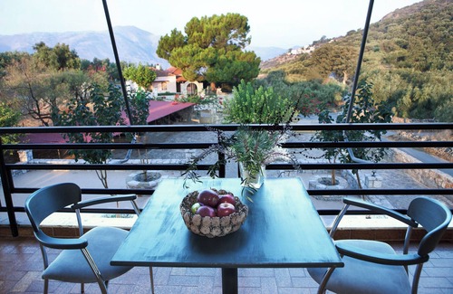East Mani Apartamento | Family Vacation home with Views in Heart of Mani!