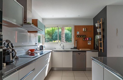 Castelnau-le-Lez Casa | Family Villa With Pool Walking Distance to the Center of the Village